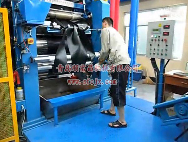 工作中的壓延機www.jiudan.net